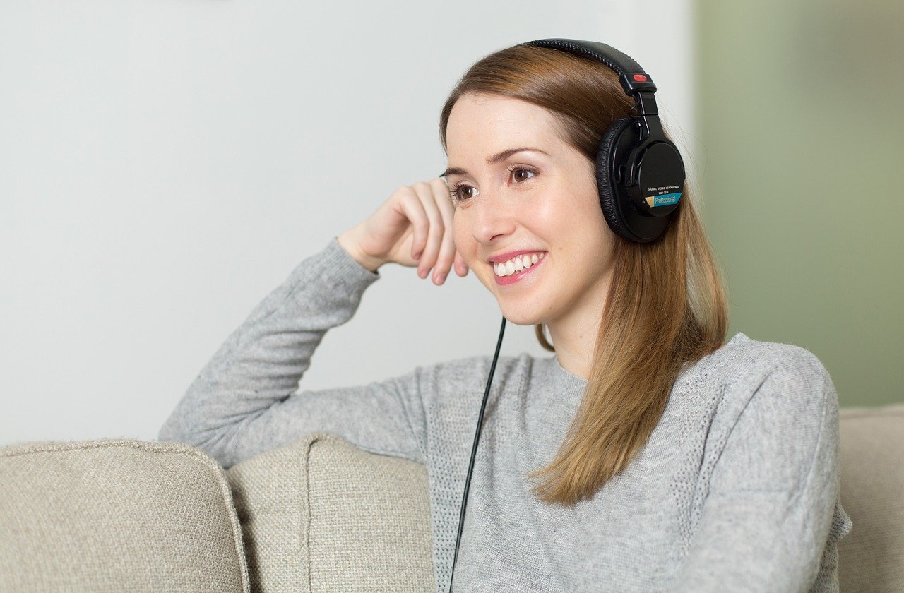 nainen kuuntelee musiikkia